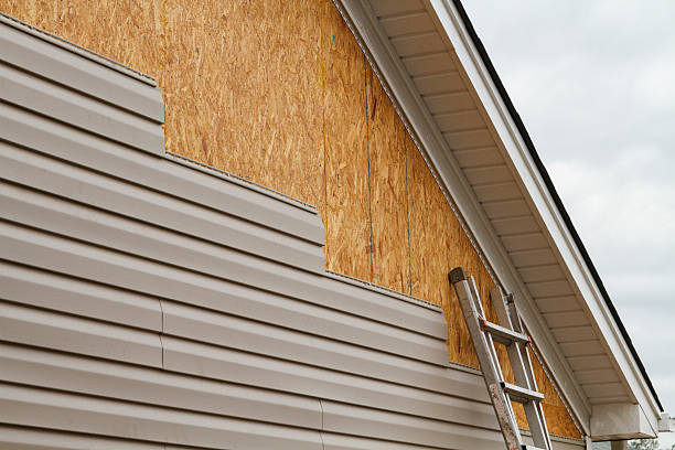Professional Fiber Cement Siding technician working in Edgewood, FL